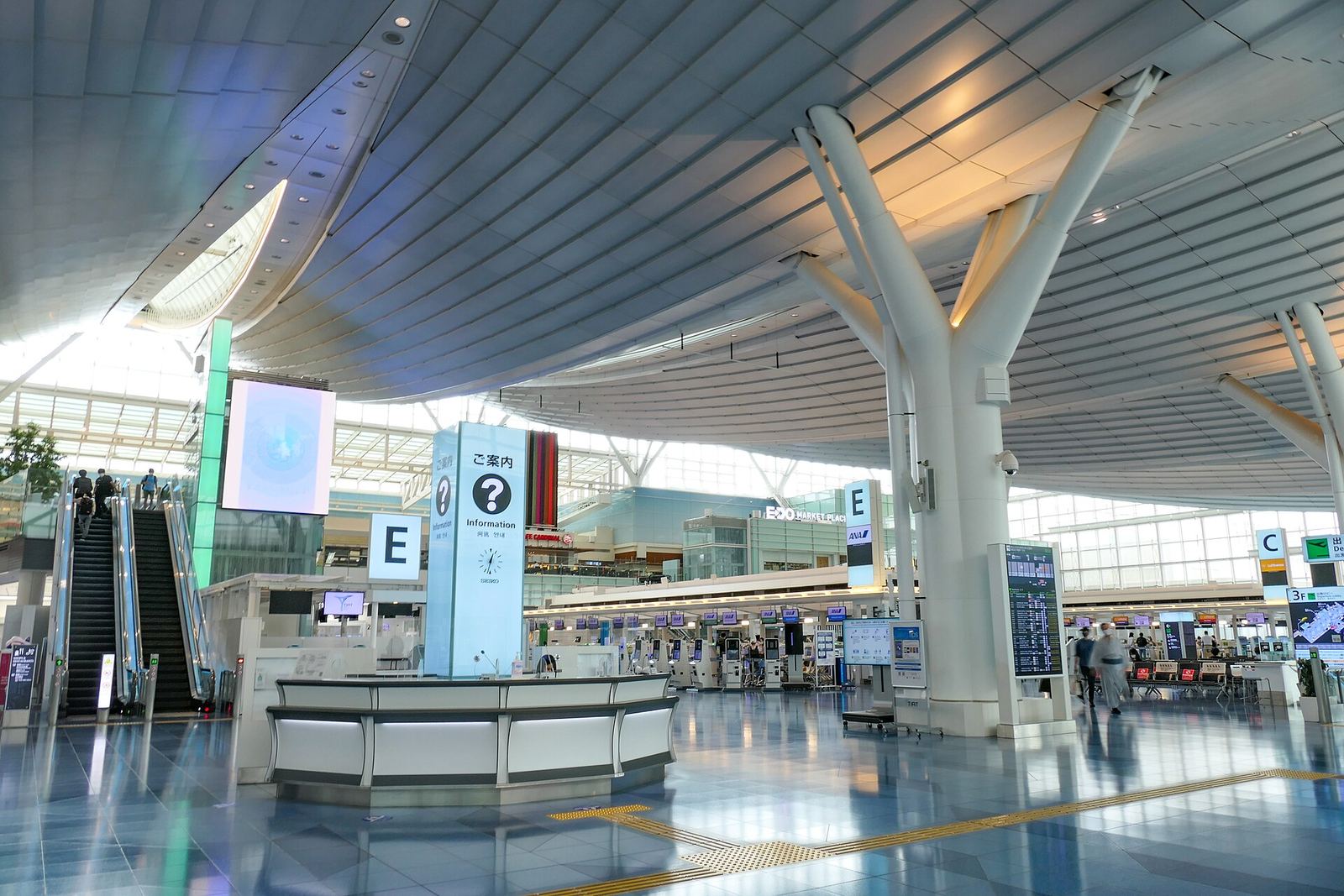 Tree-like white columns in the Terminal 3 departure lobby at Tokyo Haneda Airport
