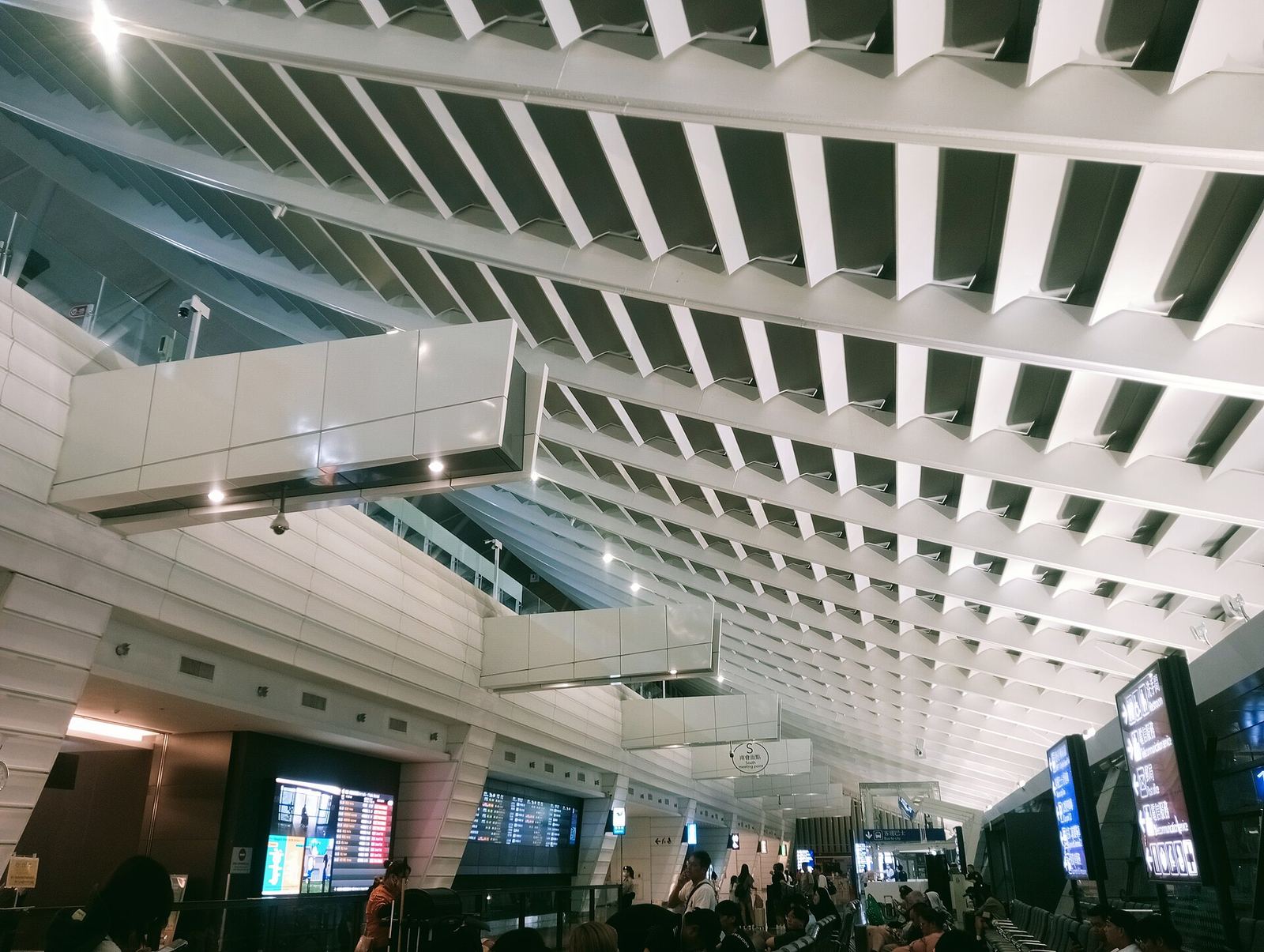 Slatted white ceiling over a departure area at Taiwan Taoyuan International Airport